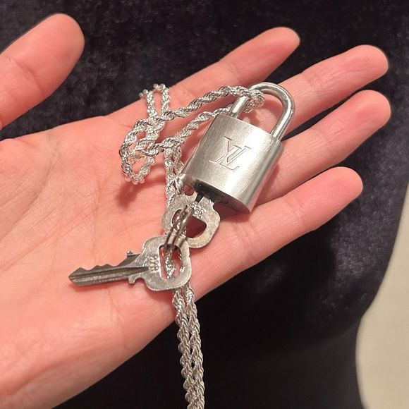 (Rare) Louis Vuitton #323 Lock and Key Silver with 925 Silver Chain 20” - Picture 2 of 11